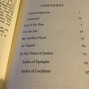 Pu&ograve; includere: Un libro intitolato "Out of the Blue" con un indice che elenca i capitoli e i relativi numeri di pagina. I capitoli includono "Ringraziamenti", "Prefazione", "Out of the Blue", "On the Job", "By Another Hand", "In Transit", "In the Name of Justice", "Indice degli Epitaffi" e "Indice delle Posizioni".