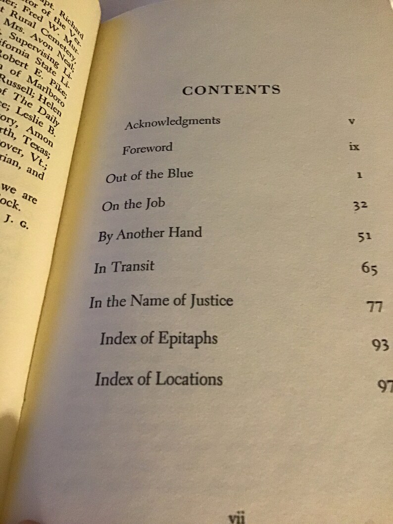 Pu&ograve; includere: Un libro intitolato "Out of the Blue" con un indice che elenca i capitoli e i relativi numeri di pagina. I capitoli includono "Ringraziamenti", "Prefazione", "Out of the Blue", "On the Job", "By Another Hand", "In Transit", "In the Name of Justice", "Indice degli Epitaffi" e "Indice delle Posizioni".
