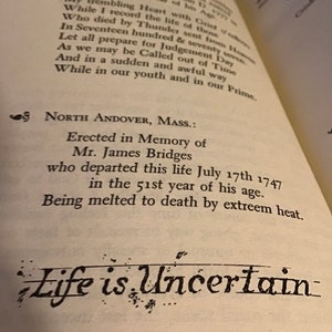Pu&ograve; includere: Un'immagine in bianco e nero di una lapide con l'iscrizione "Erected in Memory of Mr. James Bridges who departed this life July 17th 1747 in the 51st year of his age. Being melted to death by extreem heat. Life is Uncertain."