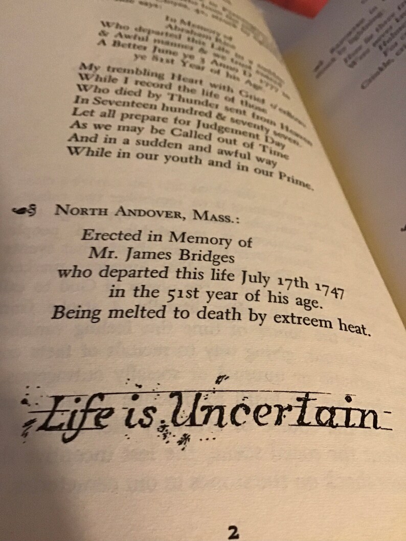 Pu&ograve; includere: Un'immagine in bianco e nero di una lapide con l'iscrizione "Erected in Memory of Mr. James Bridges who departed this life July 17th 1747 in the 51st year of his age. Being melted to death by extreem heat. Life is Uncertain."