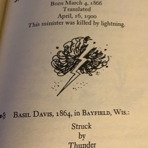 Pu&ograve; includere: Un'illustrazione in bianco e nero di un fulmine con una nuvola vorticosa intorno. Il testo sottostante recita "Vernon Hill, VA: Rev. Oscar B. Wilson Nato il 4 marzo 1866 Tradotto il 16 aprile 1900 Questo ministro &egrave; stato ucciso da un fulmine."