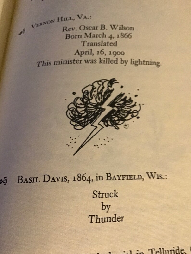 Pu&ograve; includere: Un'illustrazione in bianco e nero di un fulmine con una nuvola vorticosa intorno. Il testo sottostante recita "Vernon Hill, VA: Rev. Oscar B. Wilson Nato il 4 marzo 1866 Tradotto il 16 aprile 1900 Questo ministro &egrave; stato ucciso da un fulmine."