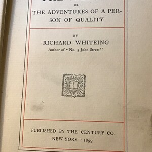 Op de afbeelding: Het Eiland, of De Avonturen van een Persoon van Kwaliteit door Richard Whiteing, auteur van "No. 5 John Street". Uitgegeven door The Century Co., New York, 1899.