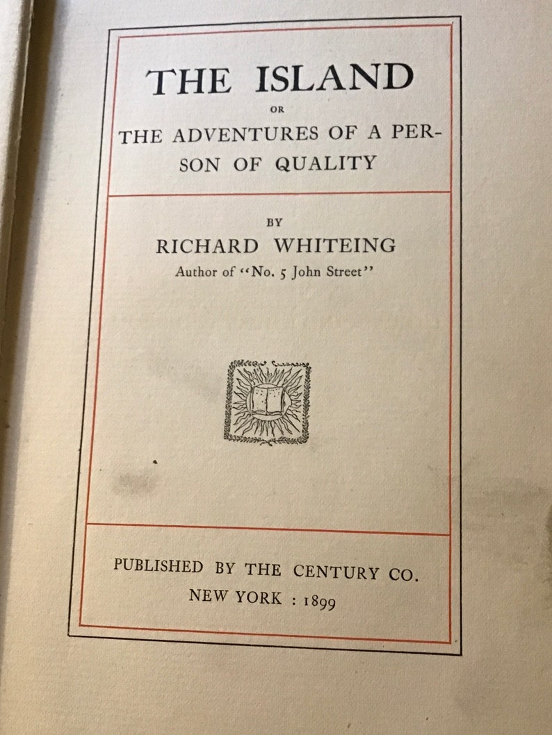 Op de afbeelding: Het Eiland, of De Avonturen van een Persoon van Kwaliteit door Richard Whiteing, auteur van "No. 5 John Street". Uitgegeven door The Century Co., New York, 1899.