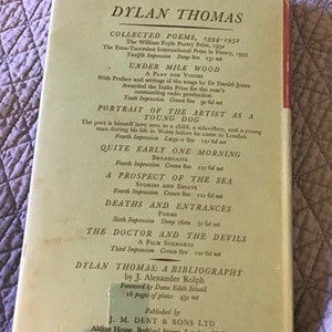Puede incluir: Una cubierta de libro verde con el t&iacute;tulo "Dylan Thomas: Poemas Recopilados, 1934-1952" y una lista de sus obras publicadas, incluyendo "Bajo el Bosque de Leche", "Retrato del Artista como un Perro Joven", "Muy Temprano Una Ma&ntilde;ana", "Una Perspectiva del Mar", "Muertes y Entradas", "El Doctor y los Demonios", y "Dylan Thomas: Una Bibliograf&iacute;a".