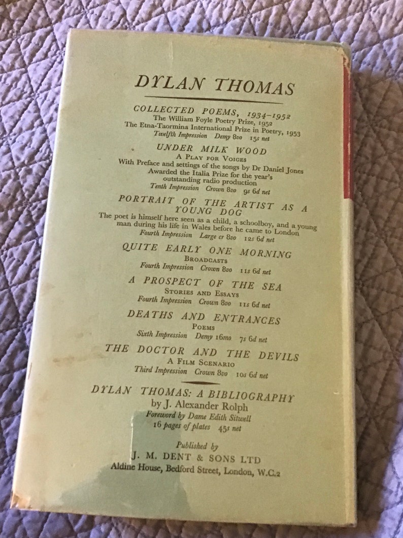 Puede incluir: Una cubierta de libro verde con el t&iacute;tulo "Dylan Thomas: Poemas Recopilados, 1934-1952" y una lista de sus obras publicadas, incluyendo "Bajo el Bosque de Leche", "Retrato del Artista como un Perro Joven", "Muy Temprano Una Ma&ntilde;ana", "Una Perspectiva del Mar", "Muertes y Entradas", "El Doctor y los Demonios", y "Dylan Thomas: Una Bibliograf&iacute;a".