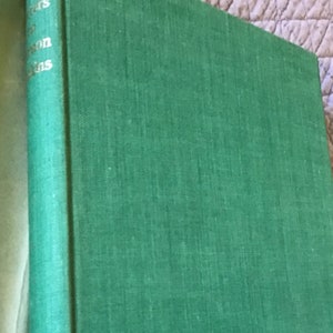 Puede incluir: Un libro de tapa dura verde con el t&iacute;tulo "An Almanac of Words at Play" en el lomo.