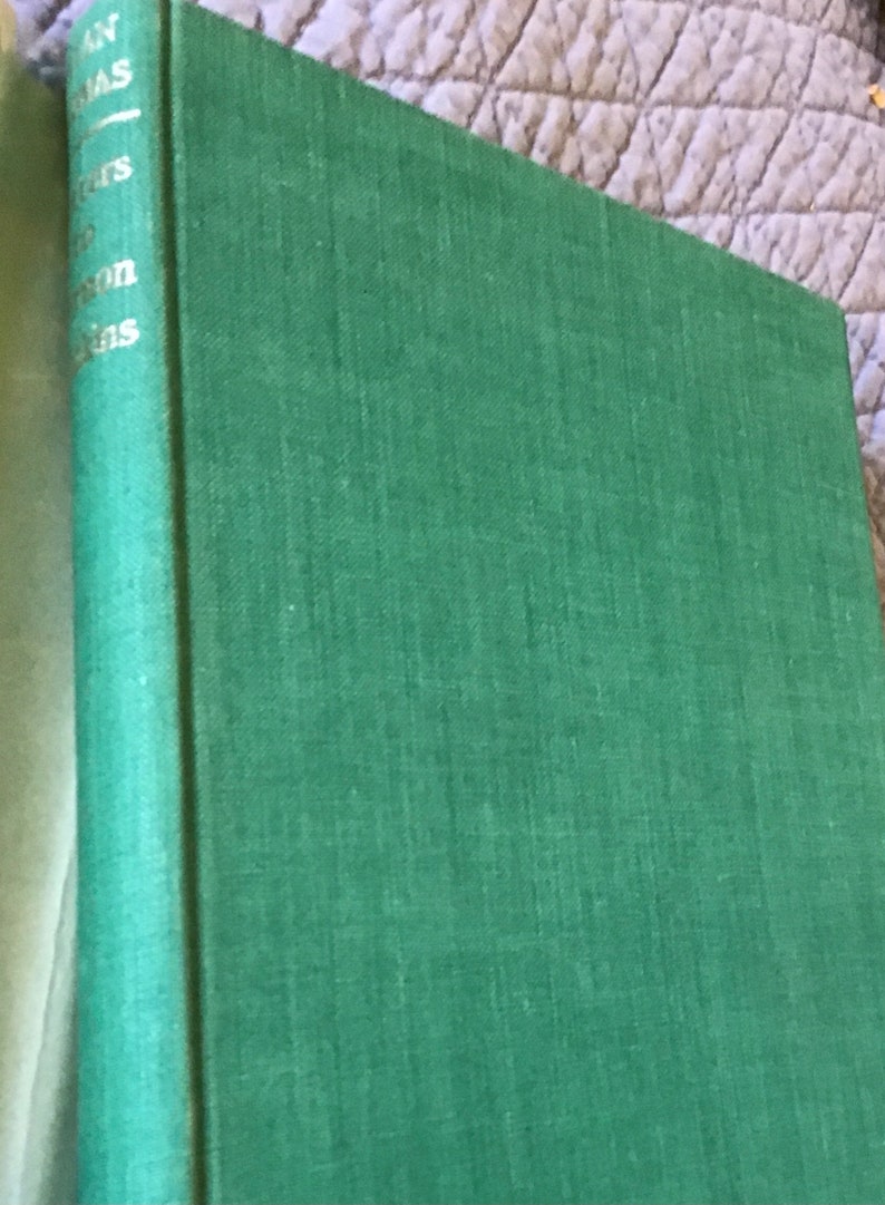 Puede incluir: Un libro de tapa dura verde con el t&iacute;tulo "An Almanac of Words at Play" en el lomo.