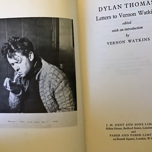 Puede incluir: Fotograf&iacute;a en blanco y negro de un hombre fumando un cigarrillo. La foto es de un libro titulado "Cartas a Vernon Watkins" de Dylan Thomas.