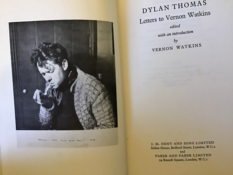 Puede incluir: Fotograf&iacute;a en blanco y negro de un hombre fumando un cigarrillo. La foto es de un libro titulado "Cartas a Vernon Watkins" de Dylan Thomas.