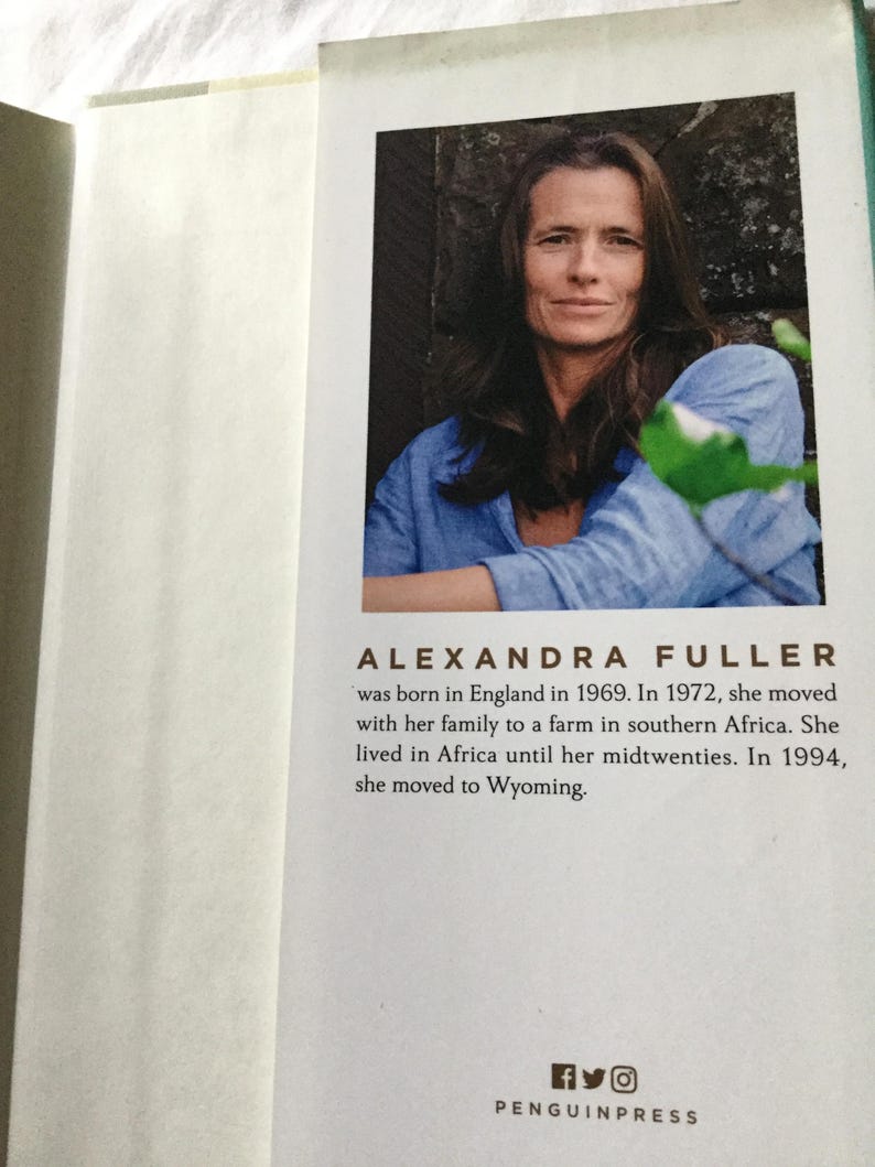 Puede incluir: P&aacute;gina de libro con un retrato de Alexandra Fuller. La imagen muestra a una mujer con cabello casta&ntilde;o largo que lleva una camisa azul. El texto debajo de la foto proporciona detalles biogr&aacute;ficos, incluido su nacimiento en Inglaterra y su traslado a Wyoming. El logotipo de Penguin Press est&aacute; en la parte inferior.