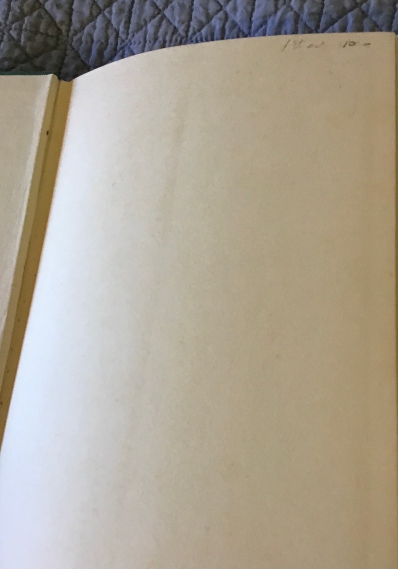 Puede incluir: Una p&aacute;gina en blanco de un libro con el texto escrito a mano "1st ed 10-" en la esquina superior derecha.