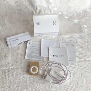 Apple iPod Shuffle 2nd Generation 1GB Gold A1204 MC167LL/A