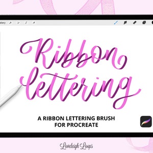 Könnte beinhalten: Eine digitale Illustration des Textes "Ribbon lettering" in Rosa und Lila auf weißem Hintergrund. Der Text ist so gestaltet, dass er wie ein Band aussieht. Unter dem Text steht der Satz "A RIBBON LETTERING BRUSH FOR PROCREATE" in schwarzer Schrift. Das Procreate-App-Symbol befindet sich in der unteren rechten Ecke.