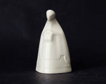 Chris van der Hoef pour Plateelbakkerij Zuid-Holland Gouda - Sculpture en faïence Art déco émaillée blanche d'une femme pieuse