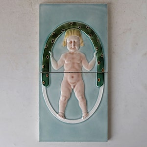 Cuadro de azulejos de dos piezas Art Déco alemán de los años 20 con un niño