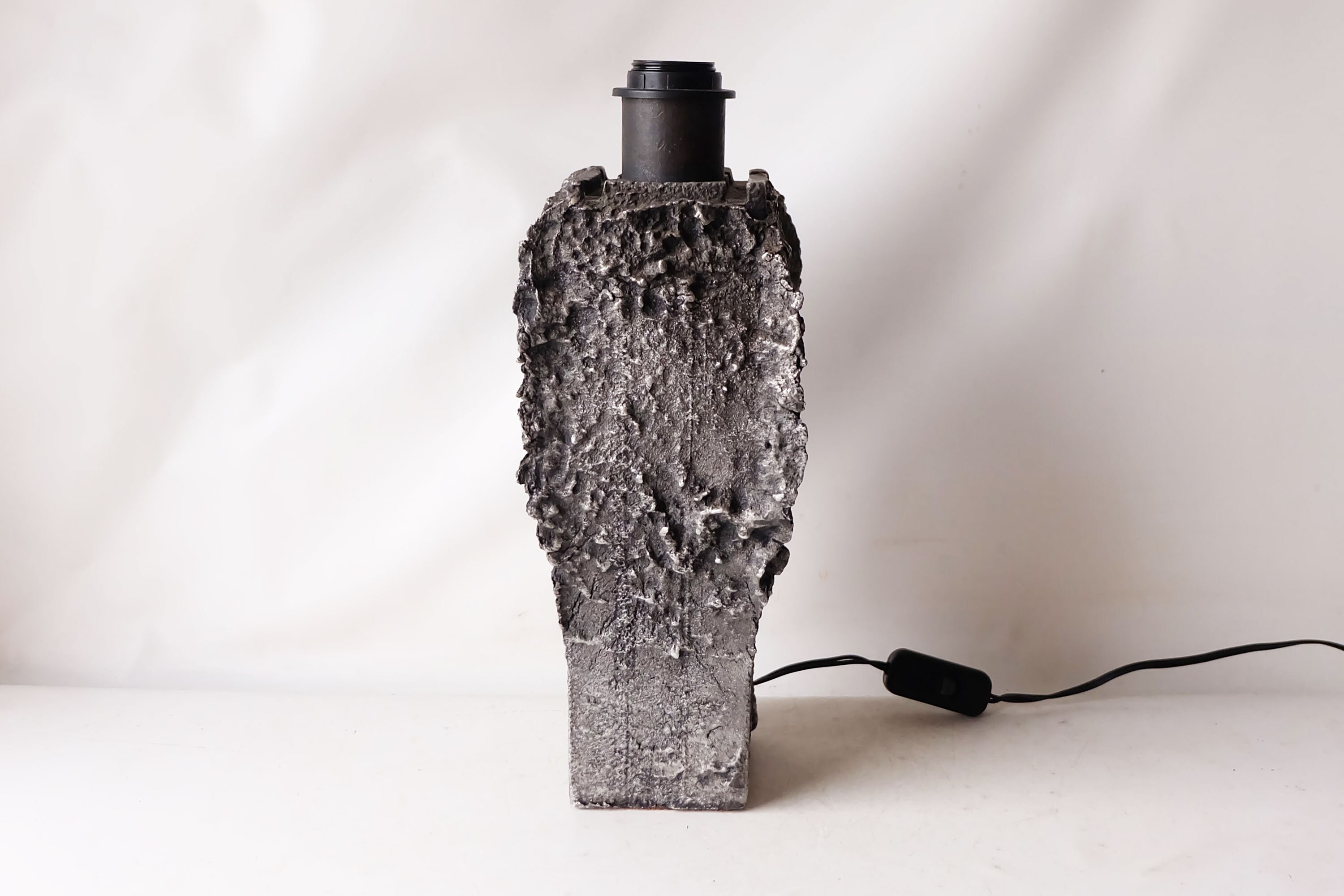 Midcentury 1970's 1980's metal brutalist table lamp base. Weight approximately 8kg. Suitable for E27 LED lamp.