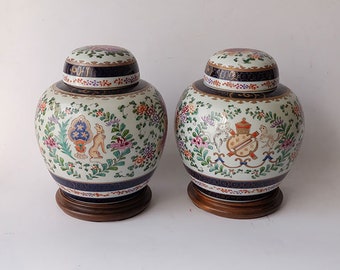 Samson Paris France - Pair of large covered vases Chinese style with a heraldic coat of arms on the belly surrounded by flowers