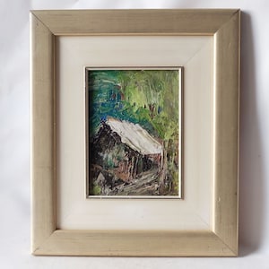 Puede incluir: Una pintura al óleo enmarcada que representa un pequeño edificio con techo blanco ubicado entre árboles verdes. La pintura tiene un estilo texturizado, de pinceladas y una paleta de colores vibrantes.