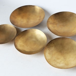 Tom Dixon design - brass form bowl set (5x) 'Electric'. Sculpted from fine sheets of brass and finished with a gold wash. Minimalist design.