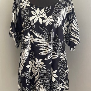 100% Premium Rayon Black White Tiare Laua’e Hawaiian Print ladies pull over Top short sleeve