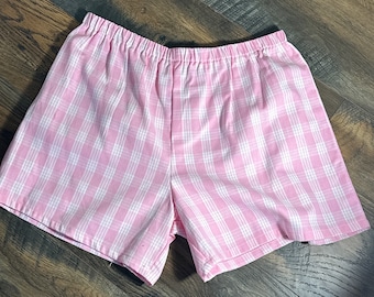 Peut inclure: Short de pyjama à carreaux rose et blanc. Le short a une taille élastique blanche.