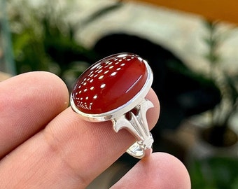 Anello con grande agata corniola marrone naturale, dal design splendido, realizzato a mano in argento sterling 925. Fascia in argento di alta qualità.