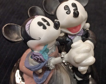 Escultura vintage de Disney de Mickey y Minnie Mouse bailando "We're Steppin' Out", circa 1997, de Enesco