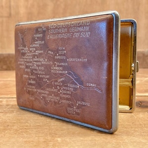Estuche vintage de cuero repujado y metal de los años 40 con mapa del sur de Alemania.