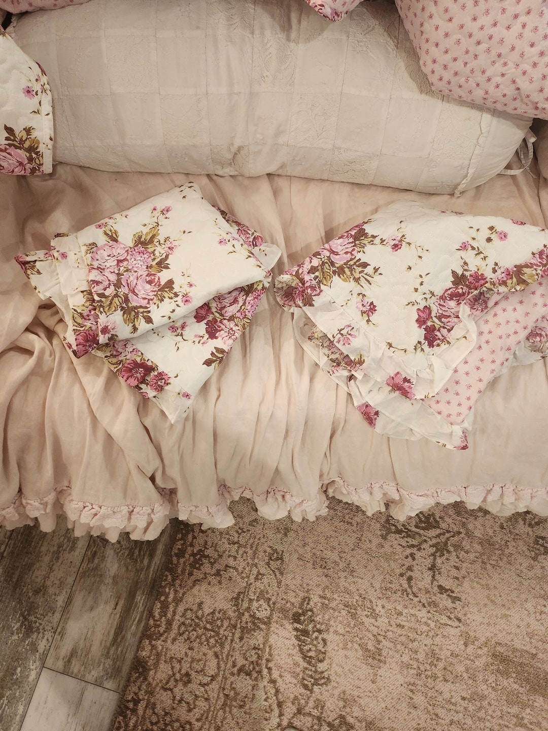 New Lightweight Shabby Chic Queen Size Floral Quilt Two Matching Shams