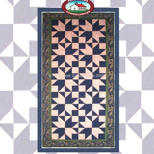 Puede incluir: Un patrón de acolchado para un camino de mesa llamado "Positively Negatively Easy Star Table Runner". El patrón presenta un diseño de patchwork con triángulos azul marino y rosa.