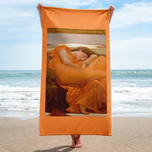 Puede incluir: Una toalla de playa con una pintura de una mujer durmiendo en una túnica dorada. La mujer está acostada en una cama con la cabeza apoyada en el brazo. El fondo es un cielo azul claro con nubes.