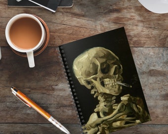 Van Goghs skeletthuvud med brinnande cigarett - Konstinspirerad linjerad spiralanteckningsbok (15 x 20 cm) - Halloween Dark Academia Journaling-present