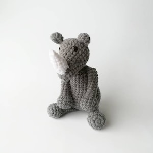Nashorn Baby Rassel/ Gehäkeltes Tier / Amigurumi Nashorn / Plüsch Nashorn / Stofftiere für Babys / BabySpielzeug / Baby Shower Geschenk / Gehäkeltes Nashorn