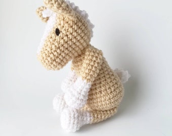 Gehaakt knuffeldier palomino pony: babyrammelaar paard