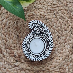 Hand geschnitzter Kerzenständer aus Holz: Indische Textil Stempel Decor