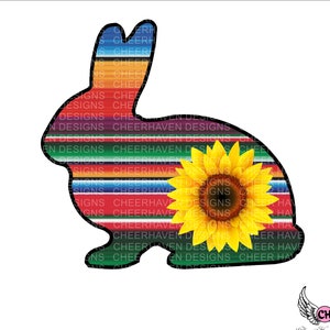 Op de afbeelding: Een kleurrijk konijnen silhouet met een felgele zonnebloem in het midden. Het konijn is gepatroneerd met strepen in rood, oranje, geel, groen, blauw, paars en zwart.