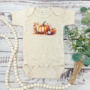 Lokal gewachsen, Kürbis-Patch, kleiner Kürbis, Kürbis-Strampler, Herbst-Bodysuit, Kürbis-Shirt, Halloween-Kleidung, Herbstkürbisse, Hallo Kürbis