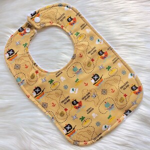 Bavoir pirate, bavoir au trésor, bavoir carte au trésor, bavoir pour bébé, cadeau bébé pirate, bébé pirate, bavoir bave, baby shower pirate, bavoir bateau pirate