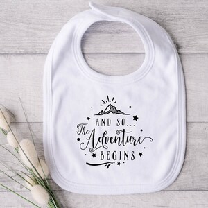 Bavoir Adventure Begins, Adventure Baby, Bavoir de camping, Bavoir de randonnée, Voyage de bébé, Bébé de plein air, Bavoir Wildlife, Bavoir nature, Bavoir Wanderlust, Bavoir pour bébé