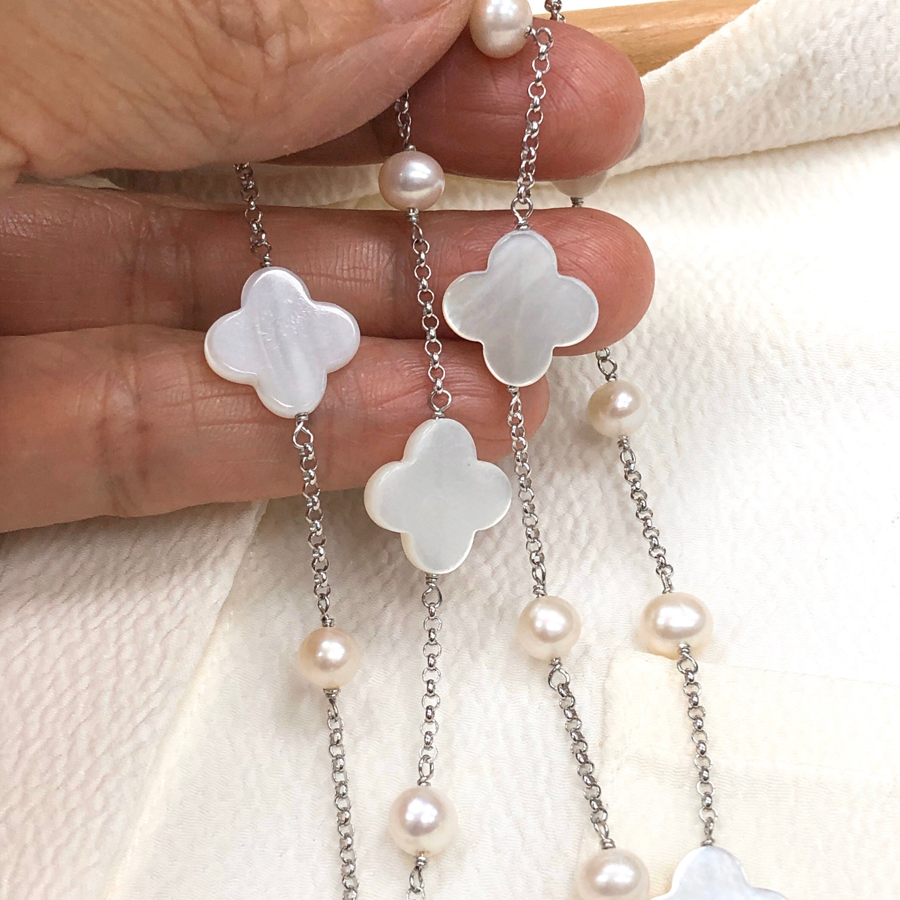 CLOVER PEDANT WHITE MOP NECKLACE