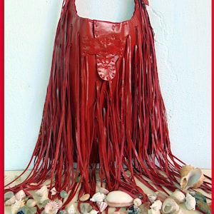 Rote CrossbodyLedertasche mit Fransen. Von amerikanischen Ureinwohnern inspiriert. Jahrgang. Schulter. Boho. Hippie. Tribal. Strand. Fransen.Reise-Gepäck
