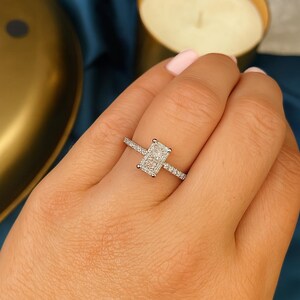 Anillo de compromiso con diamante de talla radiante de 1,3 quilates / Diamante natural F VS1 / Anillo con halo oculto en oro blanco de 14 quilates / Anillo de aniversario y propuesta