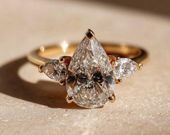 Anillo de compromiso de 4,50 ct con diamantes cultivados en laboratorio en forma de pera / Anillo de oro de 14 quilates con 3 piedras