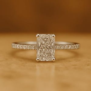 Anillo de compromiso con diamante de talla radiante de 1,3 quilates / Diamante natural F VS1 / Anillo con halo oculto en oro blanco de 14 quilates / Anillo de aniversario y propuesta