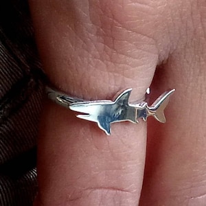 Tiburón.Anillo de tiburón.Tiburón de plata.Anillo de pez.Joyería de tiburón.Dientes de tiburón.Regalo de tiburón.Animal espiritual.Joyería de pescado.Anillo de animal.Joyería de playa.Regalo del océano