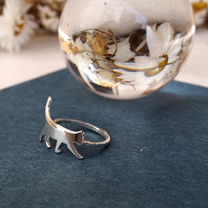 Anillo gato plata.Pantera.Anillo aro cuadrado.Anillo entallado.Anillo grabado.Anillos zwierzęce.Anillo nombre.Diseño anillo gato.Anillo delicado.Anillo inicial plata