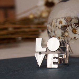 Anillo de amor. Anillo de plata de primera ley. Joyería de letras. Anillo ajustable. Anillo de compromiso. Suenan las cartas de amor. Regalo para ella. Regalo para novia