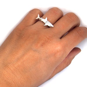 ANILLO TIBURÓN AJUSTABLE realizado en Plata de ley 925