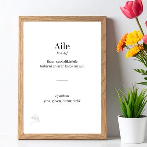 Puede incluir: Una taza de cerámica blanca con un asa negra y el texto "But First, Coffee" en negrita negra. La taza está llena de un líquido oscuro, probablemente café, y se encuentra sobre una superficie clara.